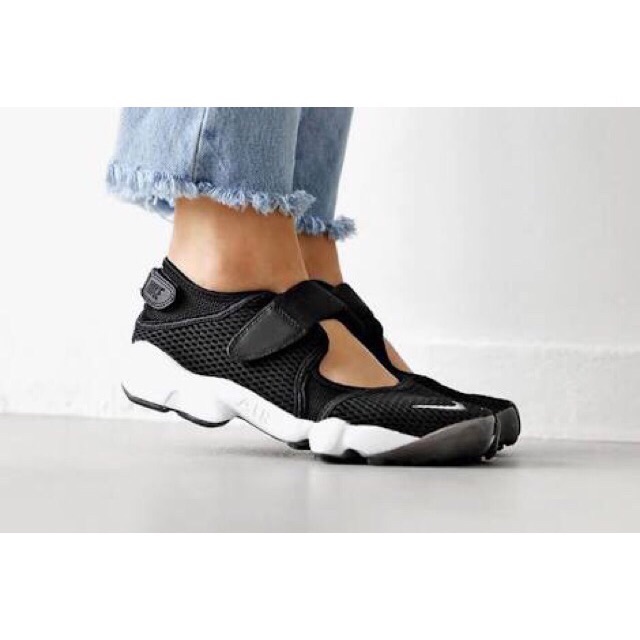 Nike Air Rift Black White Sneakers Pria Wanita Sepatu Jalan Pria Wanita Couple PREMIUM