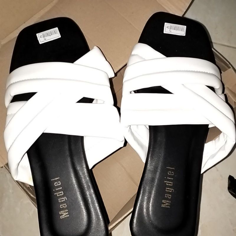 Magdiel sandal wanita puffy