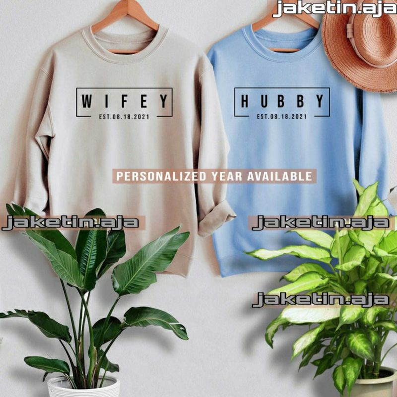 Crewneck Sweatshirt HUBBY WIFEY (BISA CUSTOM TAHUN) S M L XL 2XL 3XL 4XL 5XL 6XL Sweater Mr Mrs OVERSIZE COUPLE KING QUEEN Boo BAE Jumbo