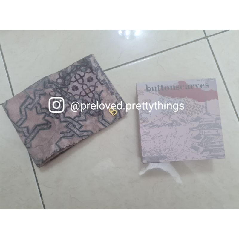 Preloved Buttonscarves Haramain Berry