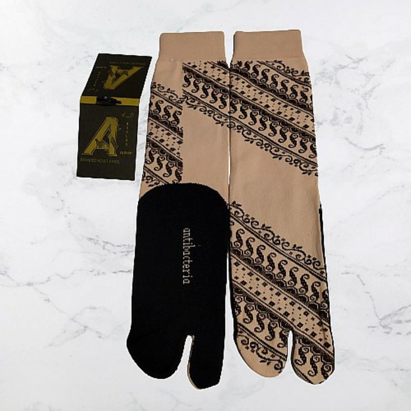 kaos kaki jempol nylon muslimah cream motif henna telapak hitam panjang sebetis