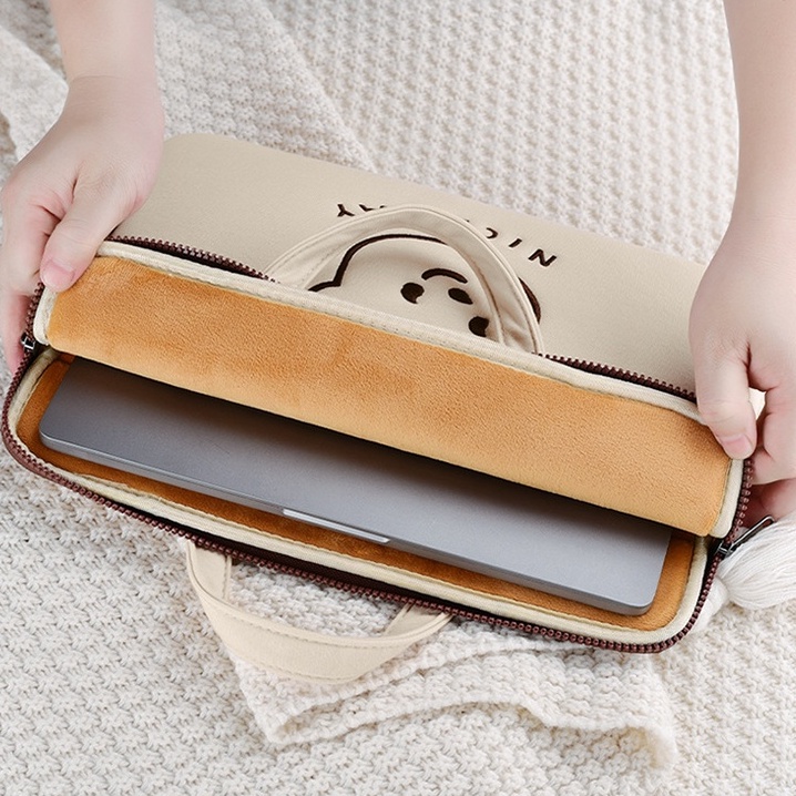 Sleeve Pouch Sarung Tas Bag Case Ipad Tab Tablet Macbook Air Pro Laptop Asus Acer Lenovo HP Huawei 11 12 13 14 15 inch Motif Gambar Beruang Bear Warna Putih Krem Coklat White Brown Lucu Cute Murah Korean Model Tali Jinjing Banyak Slot Ruang Stationary