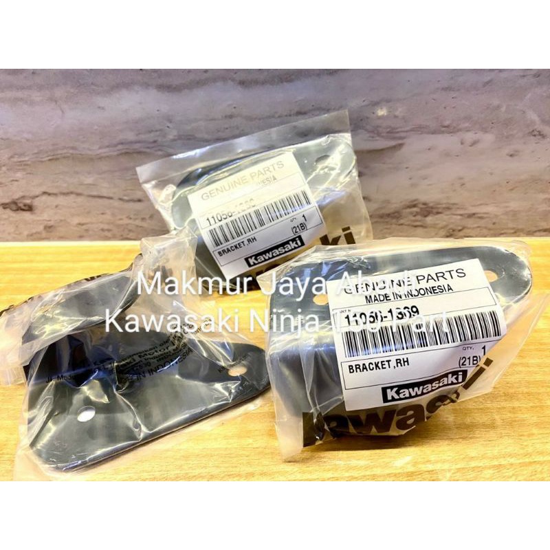 Besi bracket pangkon dudukan plat nomer visor depan sebelah kanan ninja RR 150 original kawasaki
