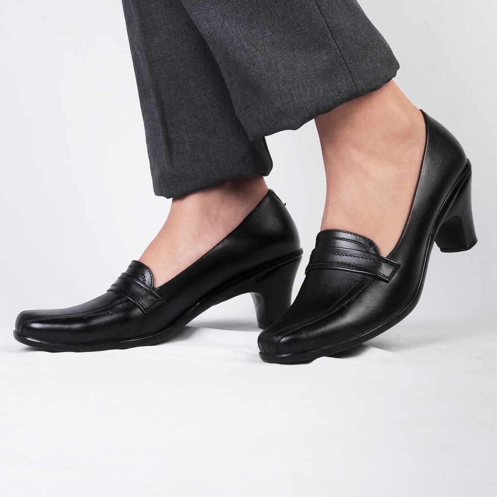 Sepatu Pantofel Wanita Kerja Kantoran Kulit Asli Hak 4Cm VLY 411 Hitam