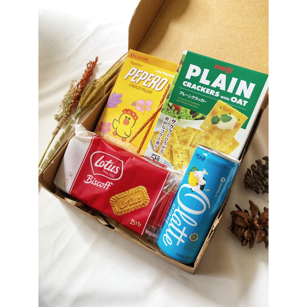 

Snack Import Hampers A / Graduation Hampers / Birthday Hampers / Custom Hampers / Lebaran Hampers