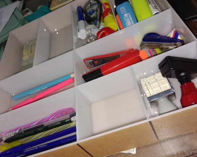 Tempat Uang Acrylic 2mm Putih Susu