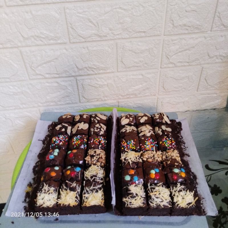 

BROWNIES PANGGANG,FUDGY BROWNIES,BROWNIES SHAINY,CRUNH TERENAKA,TERMURAH 20cmx10cm Rp.28.000