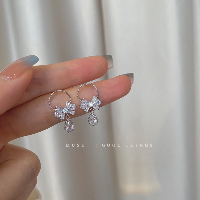 Anting Tusuk Bentuk Pita Bahan Alloy Lapis Silver Hias Berlian Imitasi Untuk Wanita