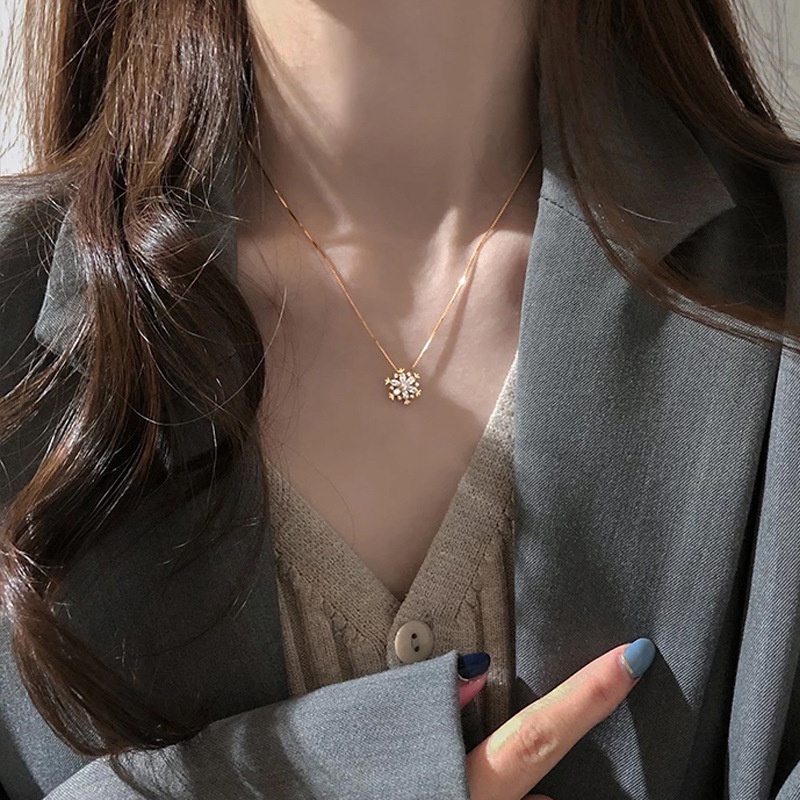 Korean version of zircon snowflake light luxury temperament all-match pendant clavicle chain 210807