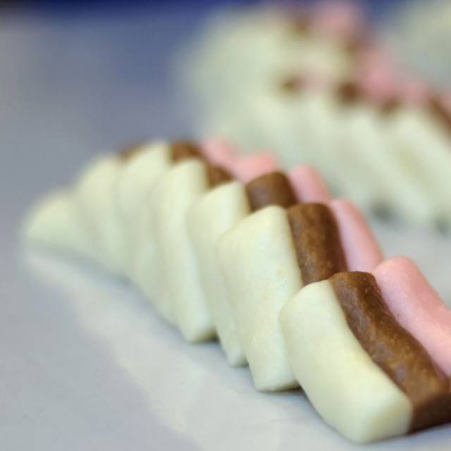 

Camilan - Getuk Tri Warna ECO oleh-oleh asli Magelang