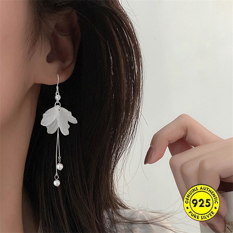 Anting Panjang Bentuk Kelopak Bunga Aksen Mutiara Warna Putih Bahan S925 Silver Untuk Wanita