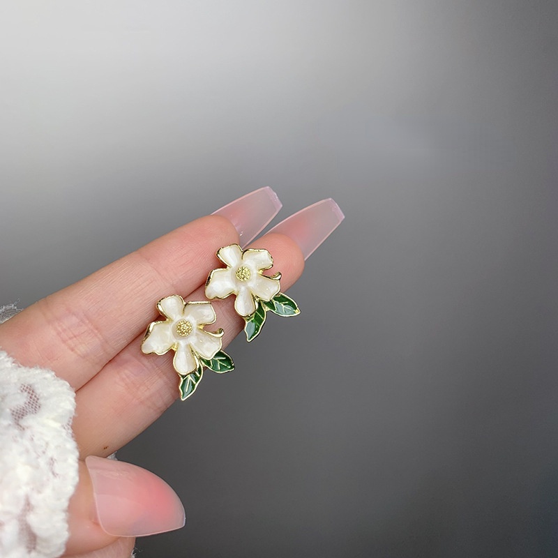 Anting Stud Desain Bunga Gardenia Warna Putih Untuk Aksesoris Perempuan