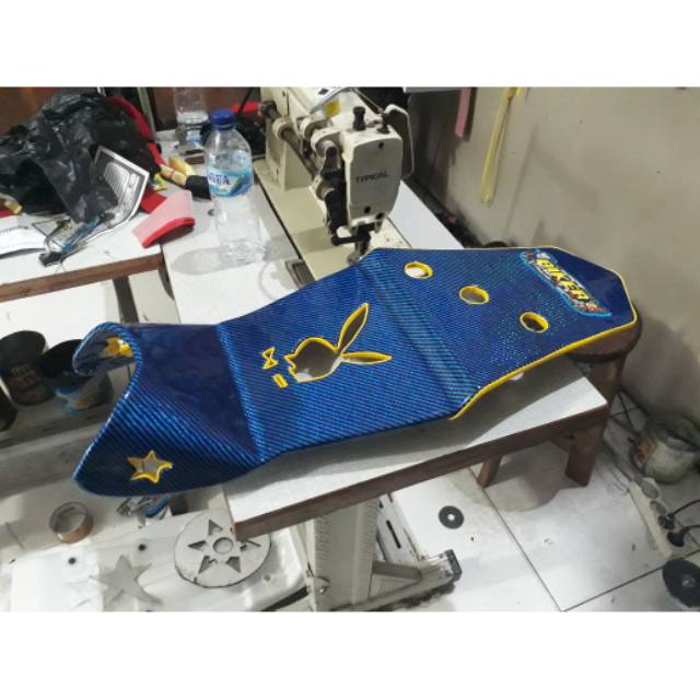 Jok motor modifikasi jok vixion new slim lubang kulit karbon biker warna biru