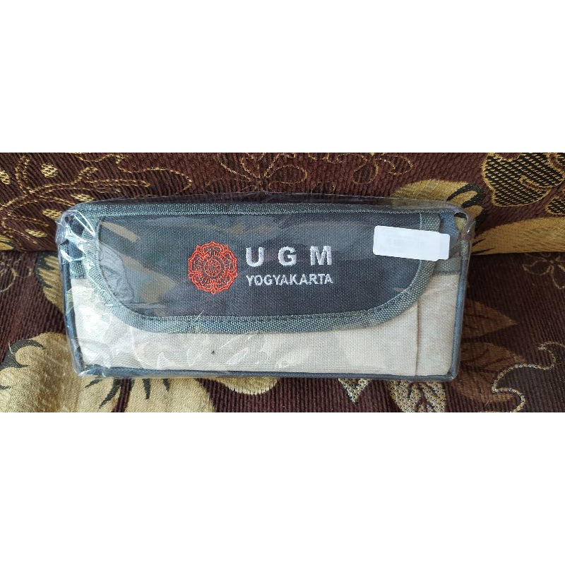 Kotak Pensil Logo Universitas Gadjah Mada (UGM) Bordir Abu-Abu