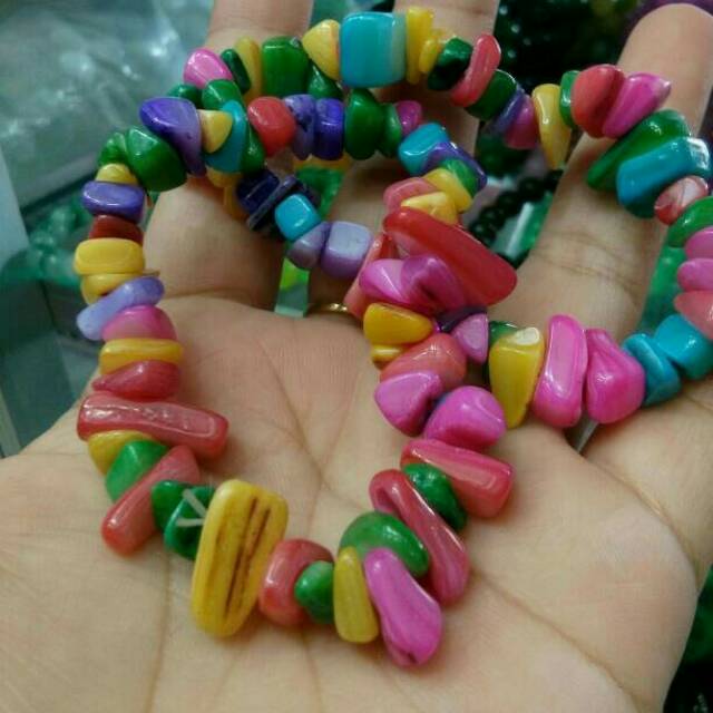 Gelang batu krikil warna warni