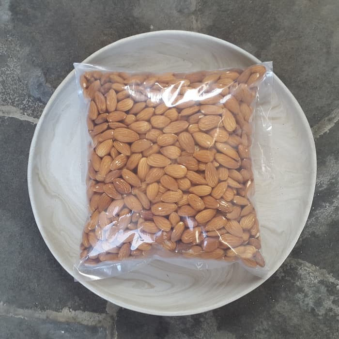 

Kacang Almond Utuh Kulit 1kg