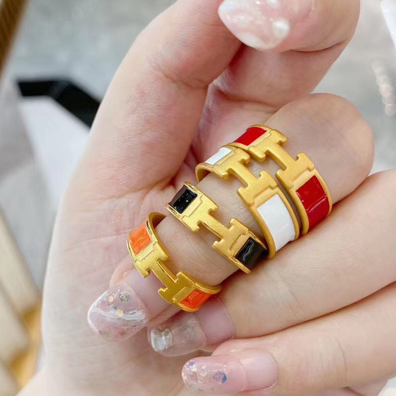 Cincin Desain Huruf H 3D Bahan Stainless Steel Lapis Emas Untuk Wanita