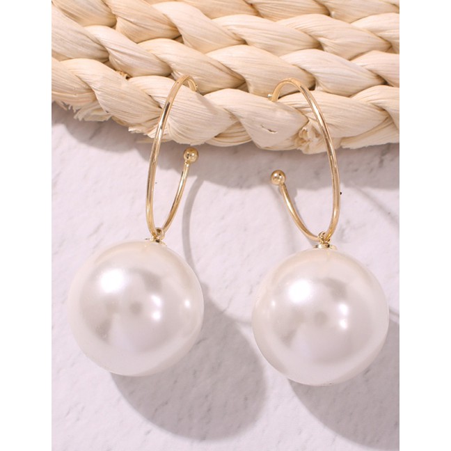 LRC Anting Tusuk Fashion Gold Alloy Pearl Stud Earrings F72652