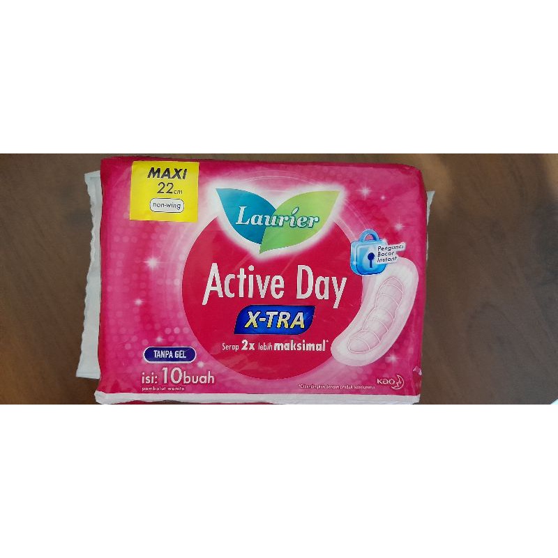 PEMBALUT LAURIER ACTIVE DAY X-TRA MAXI 22 TANPA GEL ISI 10 BUAH