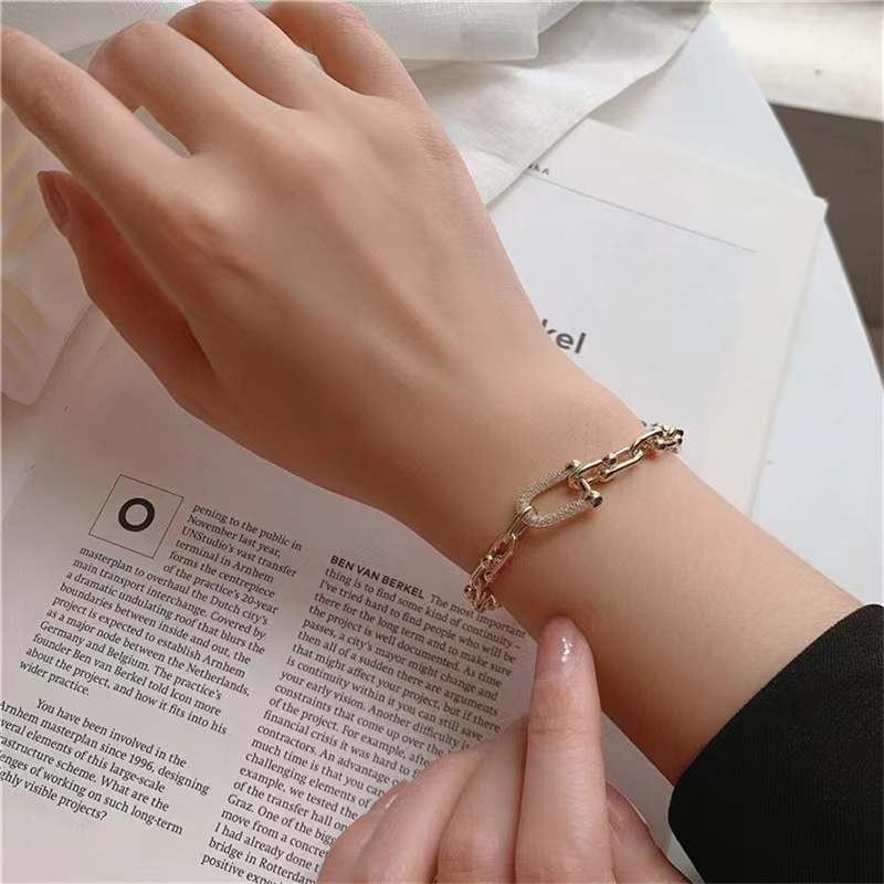 Gelang Rantai Bentuk u Hias Berlian Bahan Logam Gaya Korea