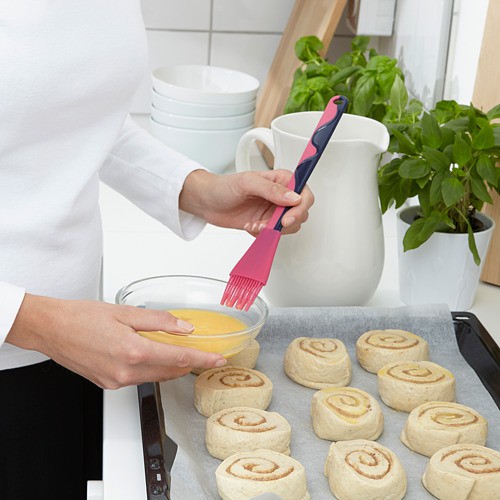 SPATULA DAN ATAU KUAS PASTRY Peralatan Masak Kue GBRA (Warna Random)