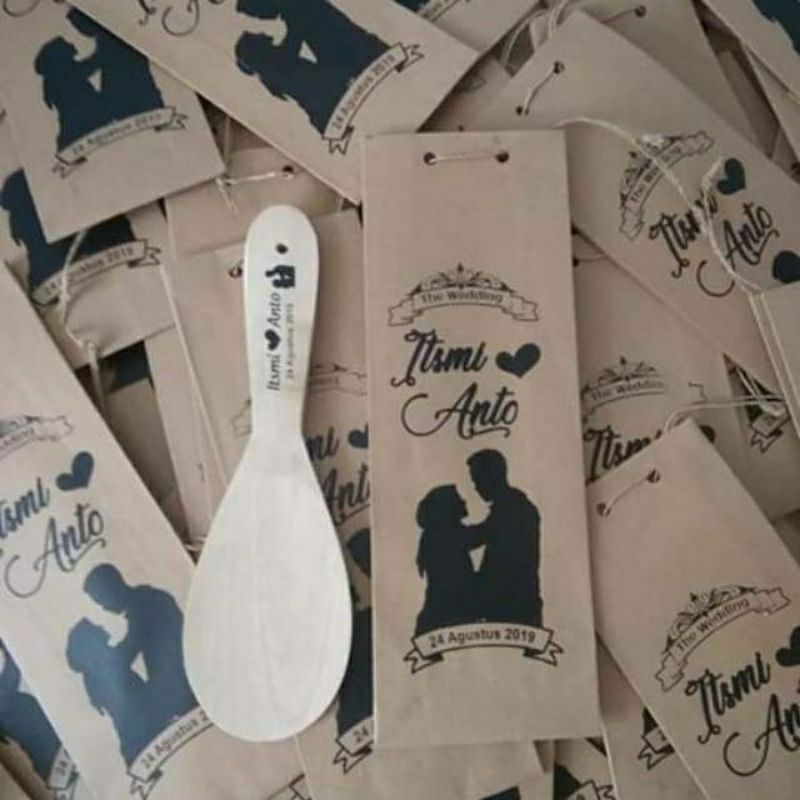 Souvenir Centong Kayu Sendok Nasi dengan Paper Bag Pita dan Kartu Ucapan Design Sablon Sofenir Perni