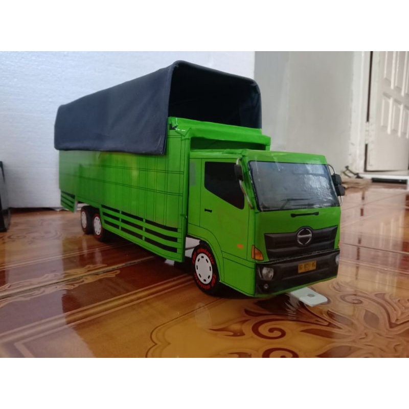 miniatur truk hino tronton  ban bisa belok