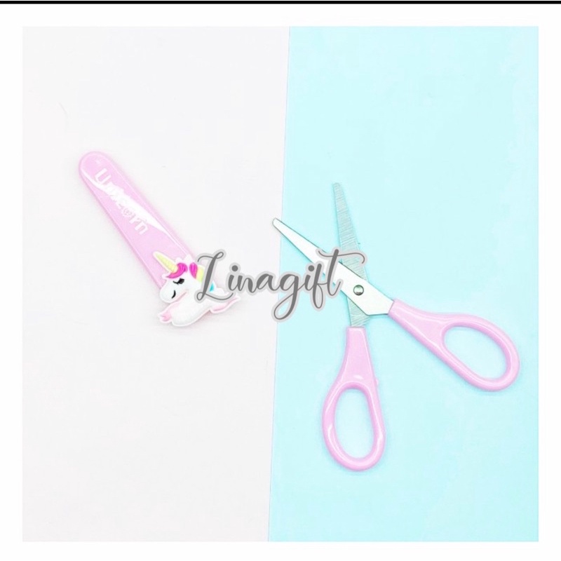 ( Ecer 1 Pc ) PLASTIC MOTIF SCISSOR WITH COVER ( STAINLESS STEEL ) - GUNTING BESI ANAK MULTIGUNA DG TUTUP AMAN FROZEN ELSA / UNICORN / LOL / HELLOKITTY / BTS / BARE BEARS / FLAMINGGO - UJUNG TUMPUL TIDAK TAJAM