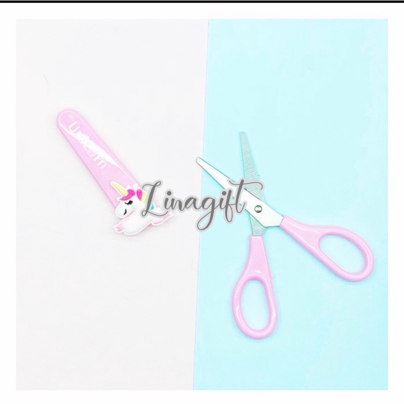 ( Ecer 1 Pc ) PLASTIC MOTIF SCISSOR WITH COVER ( STAINLESS STEEL ) - GUNTING BESI ANAK MULTIGUNA DG TUTUP AMAN FROZEN ELSA / UNICORN / LOL / HELLOKITTY / BTS / BARE BEARS / FLAMINGGO - UJUNG TUMPUL TIDAK TAJAM