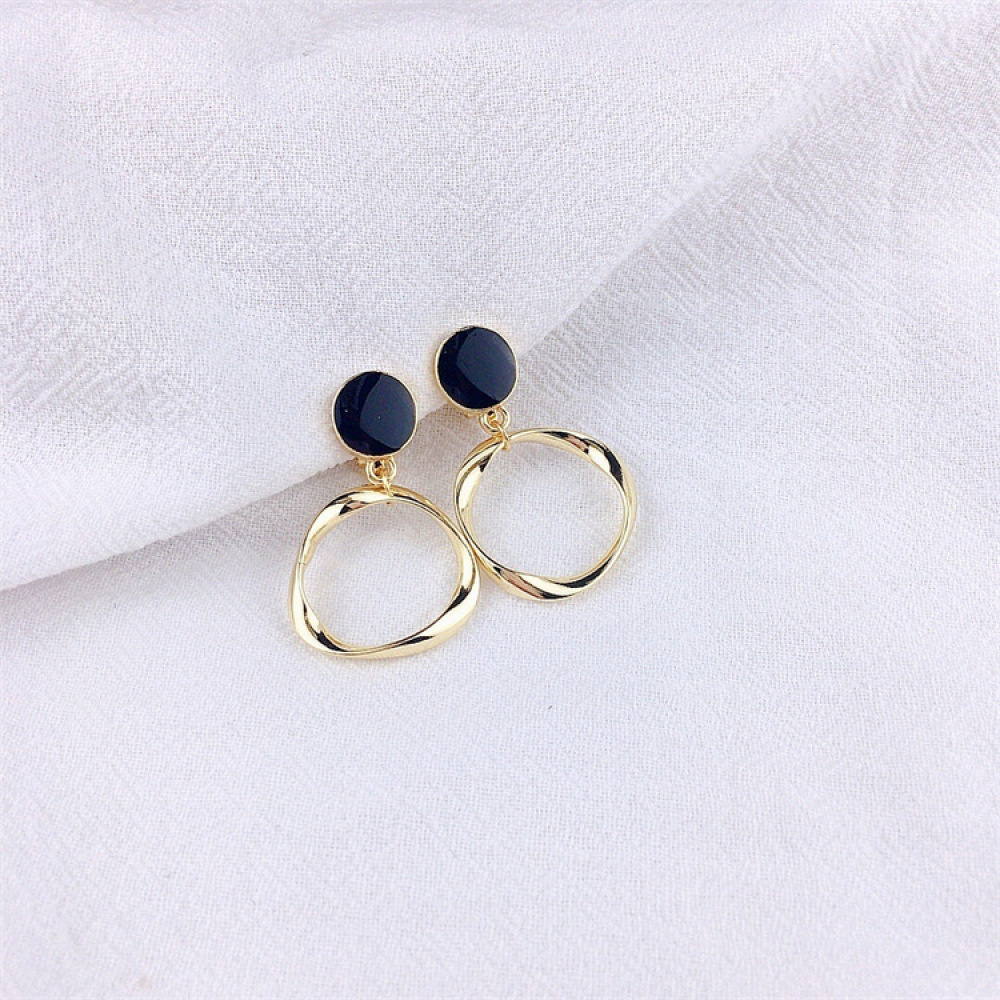 Anting Klip on Lapis Emas Bentuk Bulat Asimetris Gaya Punk Rock Untuk Wanita