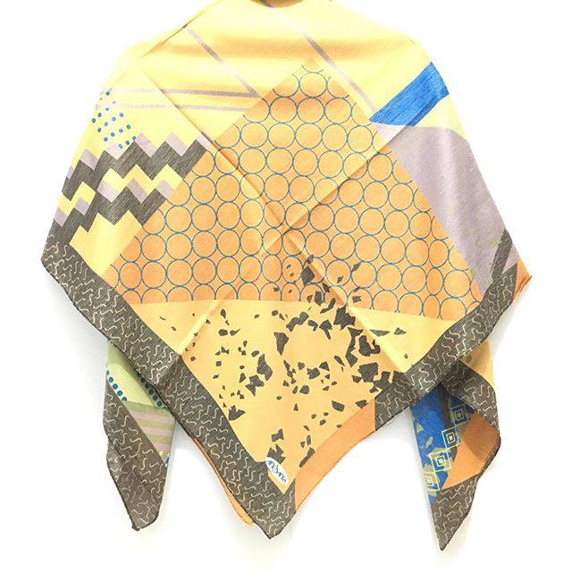 Hijab segi empat motif ansania