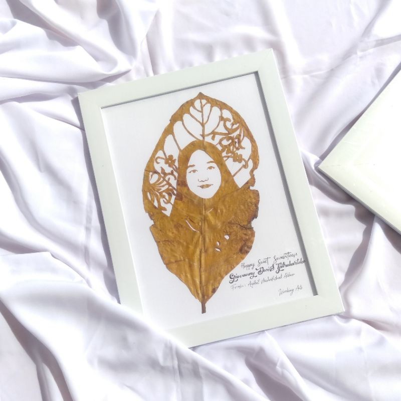 

Kado Ulang Tahun, Pernikahan Ukir 1 Wajah di Daun (Custom)