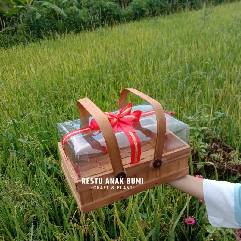 

Promo Keranjang 20x30 Tutup Mika|Wadah Parcel|Hampers|Hantaran|Hadiah|Serahan|Wadah Saji|Handbag|Gift | Anyaman Bambu | Wadah Kue | Tempat Kue Kering | Keranjang Buah | Hantaran | Box Jajanan | Snack | Pita | Mika