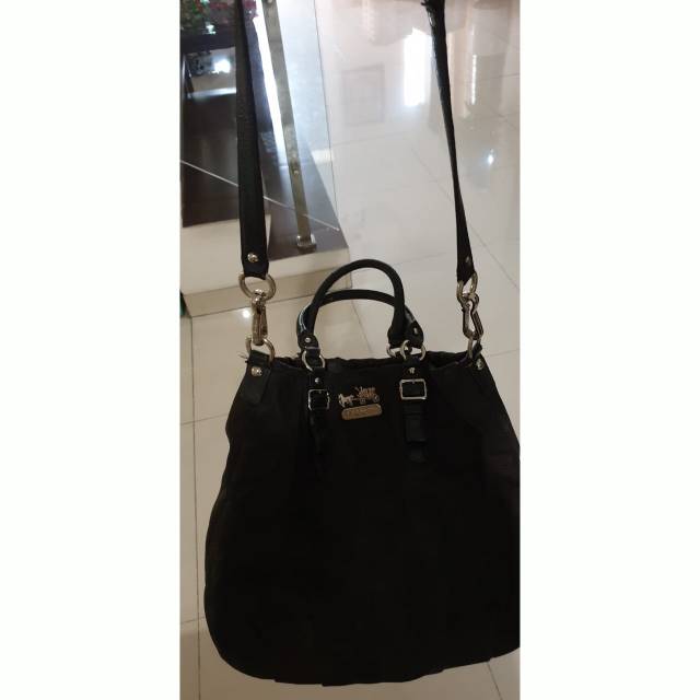 Tas Hitam Coach