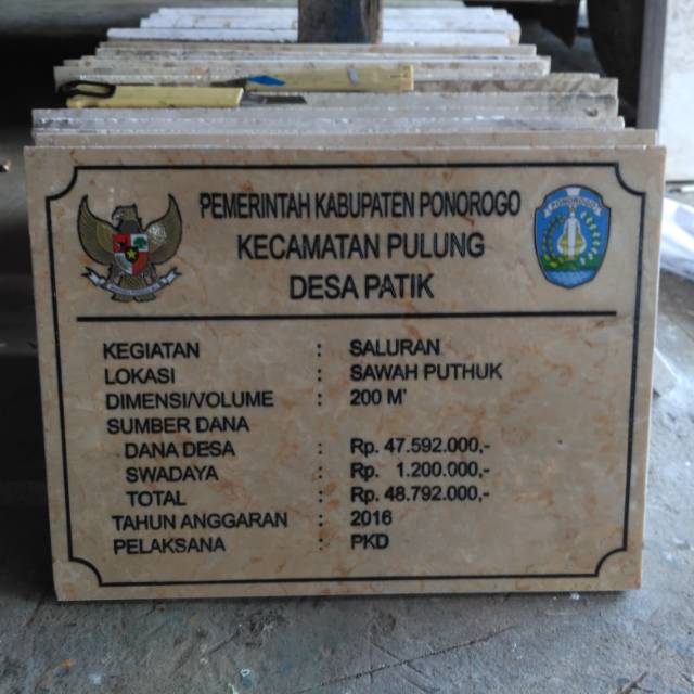 Prasasti marmer putih Tulungagung