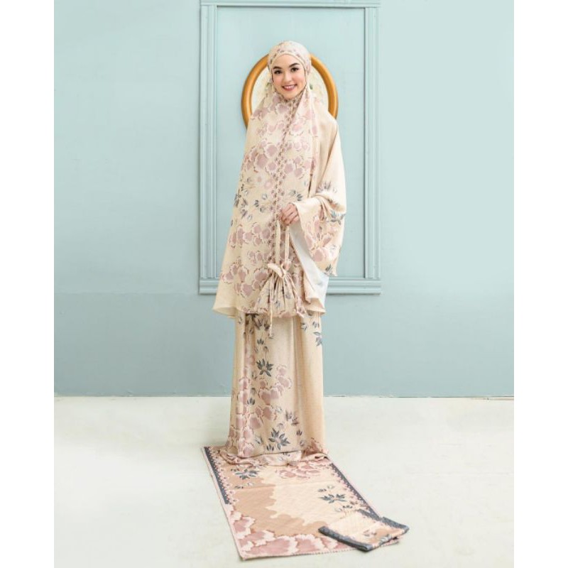 La Galigo Prayer Set Wearing Klamby