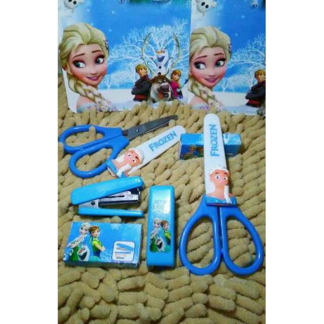 Set steples+isi steples & gunting kecil tutup karakter Frozen