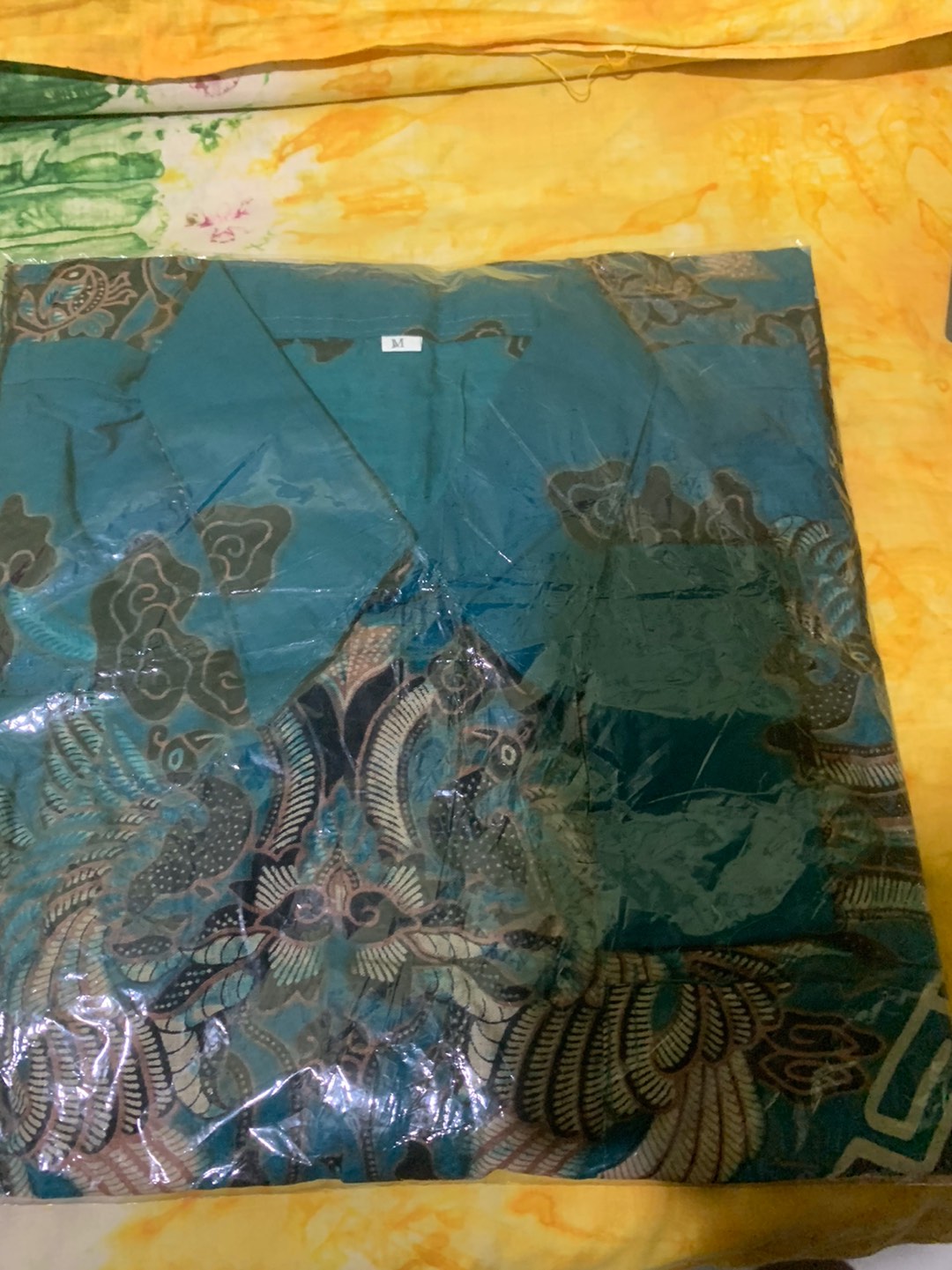 Batik Couple Kebaya Tunangan Set Pinguin Filya Merah Dan Hijau Modern Terbaru