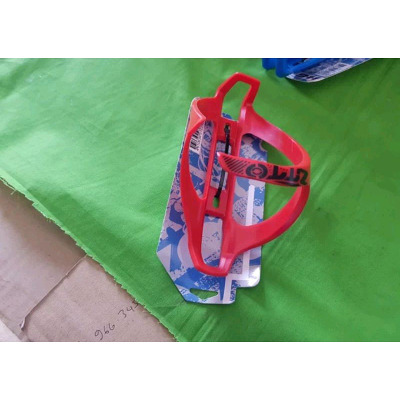 bottle cage.  tempat rak botol sepeda atom nylon merk ztto bahan model tarikan samping kanan tempat botol sepeda di frame