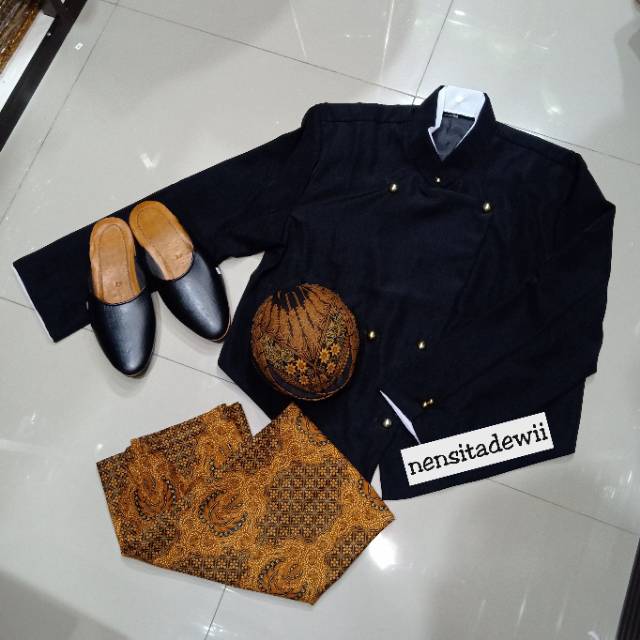 SET BAJU ADAT JAWA - SOLO (Blangkon, Beskap, Jarik, dan Selop)