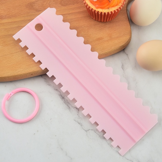 SCRAPER 4 IN 1 SET BAKING / SISIR PENGHALUS SCRAPER SPATULA 4 in 1/ EDGE CREAM SMOOTHER SISIR MOTIF PENHALUS ICING EMBOSSER MOUSSE SCRAPER SCRAPPER CAKE SMOOTHING COMB