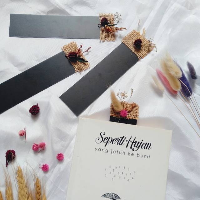 

Bookmark | Pembatas buku dried flower