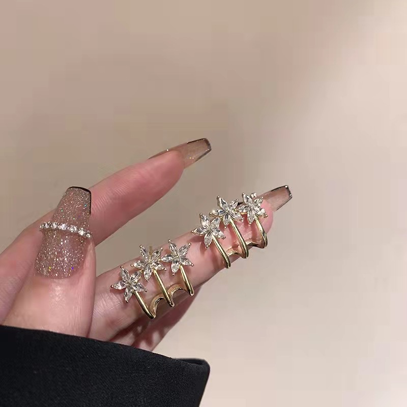 Anting Bentuk Bunga Bahan Logam Warna Emas Aksen Berlian Imitasi Gaya Vintage Untuk Wanita