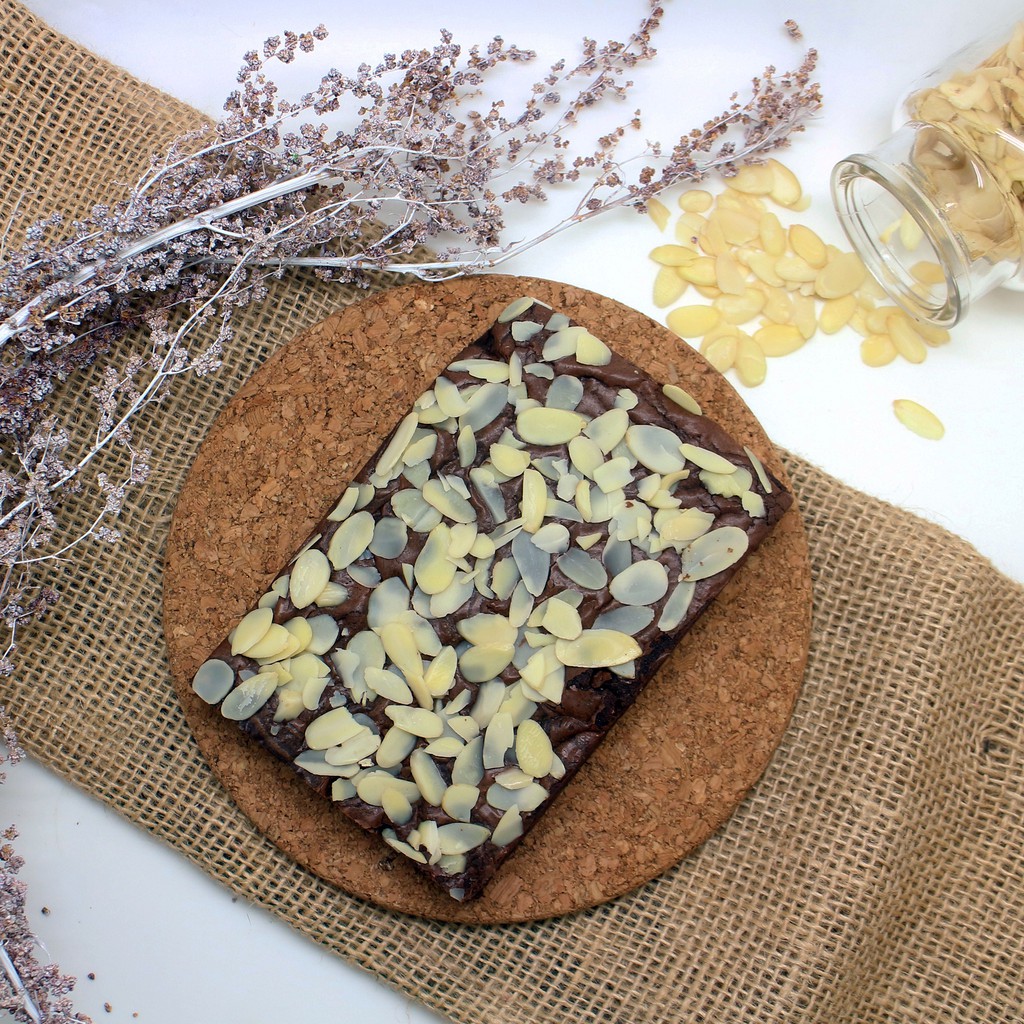 

HEIDY SUNAN BROWNIE - ALMOND BROWNIE 10x15