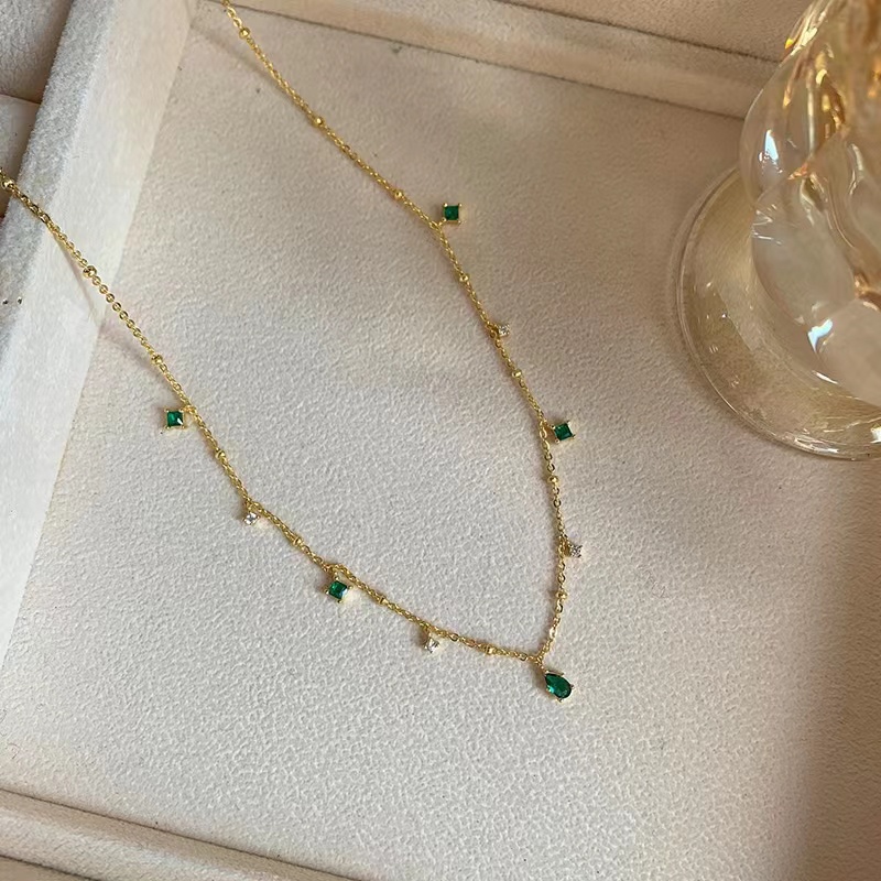 Kalung Rantai Dengan Liontin Batu Emerald Zircon Bentuk Tetesan Air Warna Emas Untuk Wanita