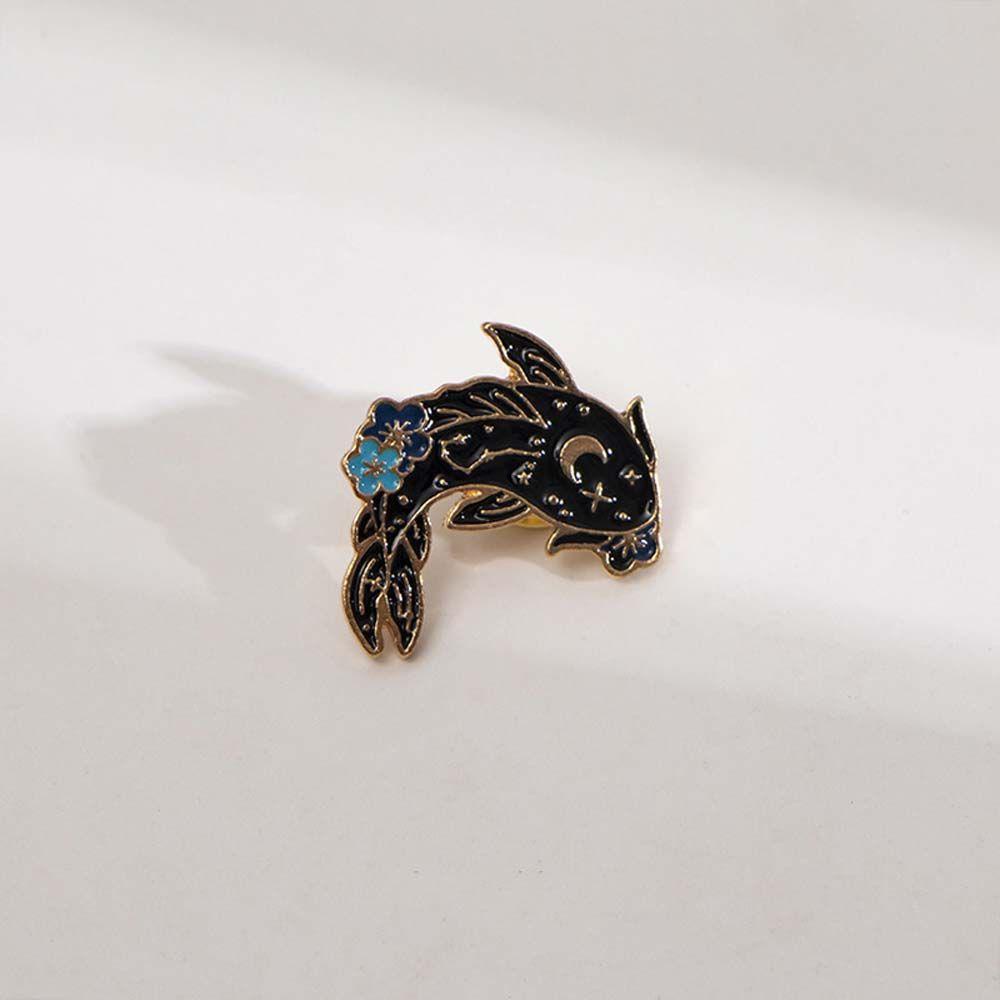 [Elegan] Ikan Koi Bros Hadiah Untuk Wanita Pria Kartun Ikan Beruntung Kerah Bros Travel Commemorative Lapel Pin Enamel Pin