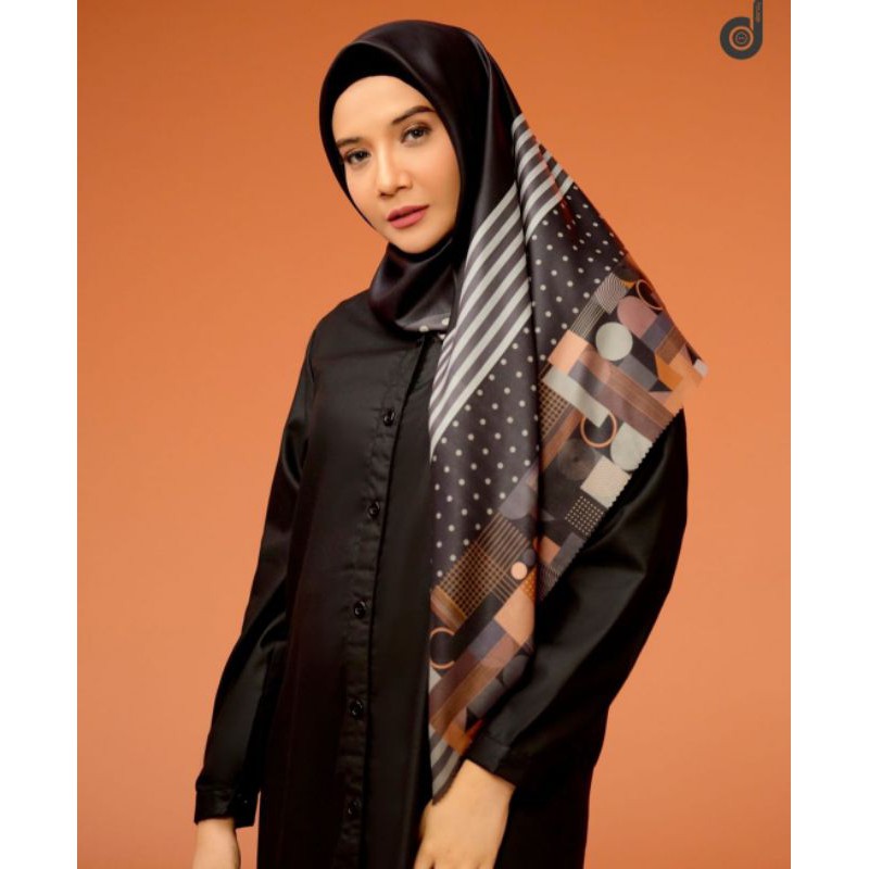 Hijab segiempat Deenay original motif terbaru Deenay X Zaskia Sungkar sparkle in black