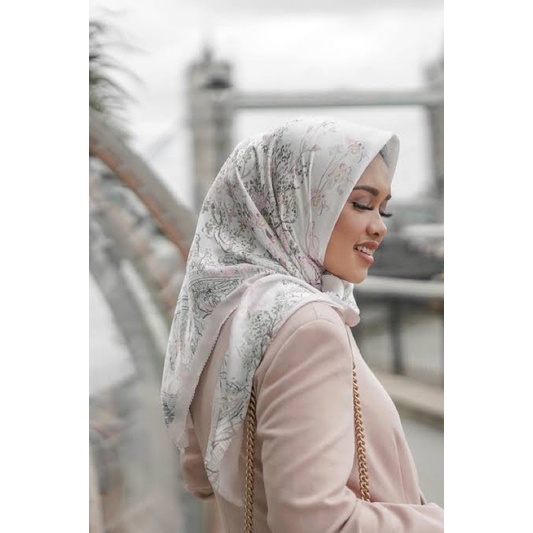 Buttonscarves British Series in White