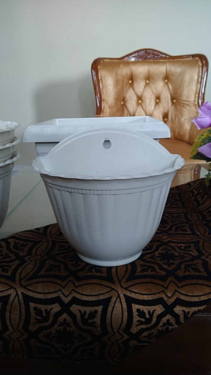 Pot Tembok Isabella Merek Shallom 28 Cm