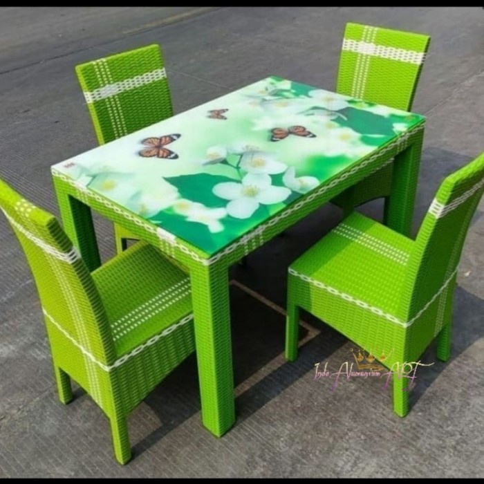 Meja Makan Kursi 4 Bahan Rotan Sintetis Motif Bungu